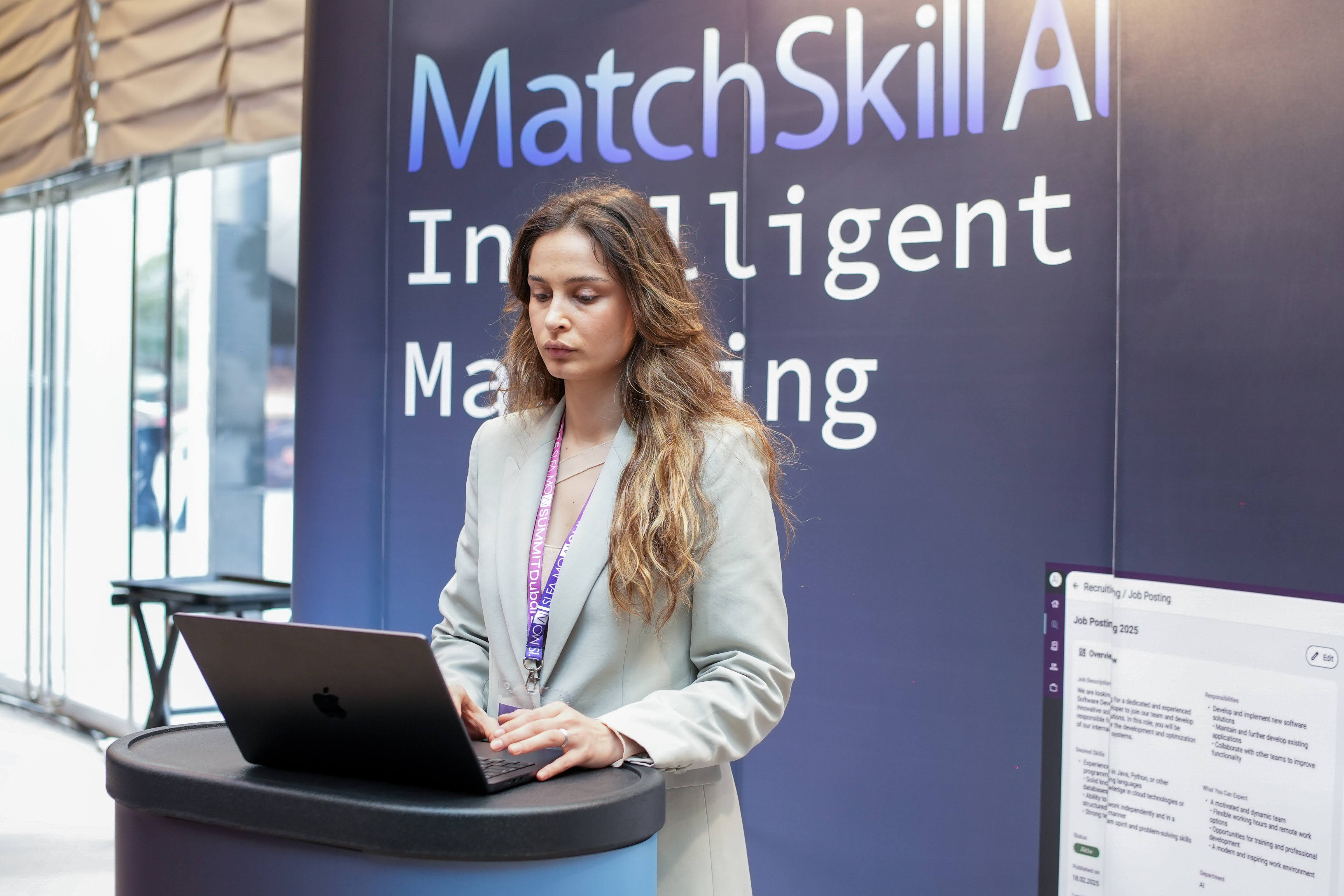 Frau verwendet einen Laptop vor einer großen Werbewand mit der Aufschrift MatchSkill AI Intelligent Marketing.